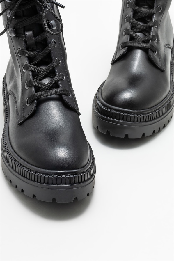 Siyah deri kadın bot, günlük kullanım için - Elle Shoes