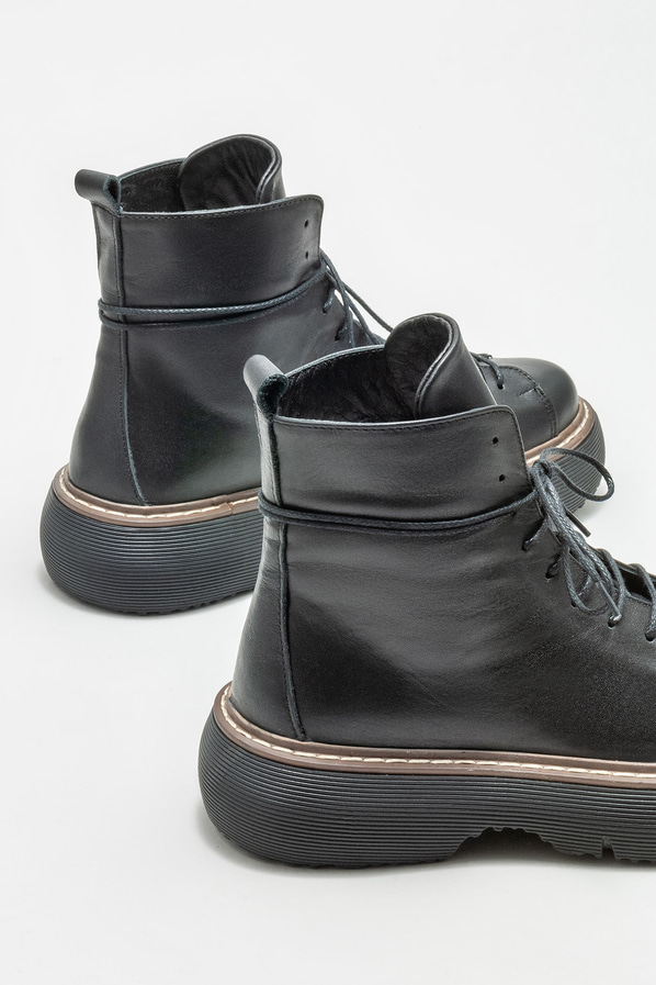 Siyah deri düz kadın bot, günlük kullanım için - Elle Shoes