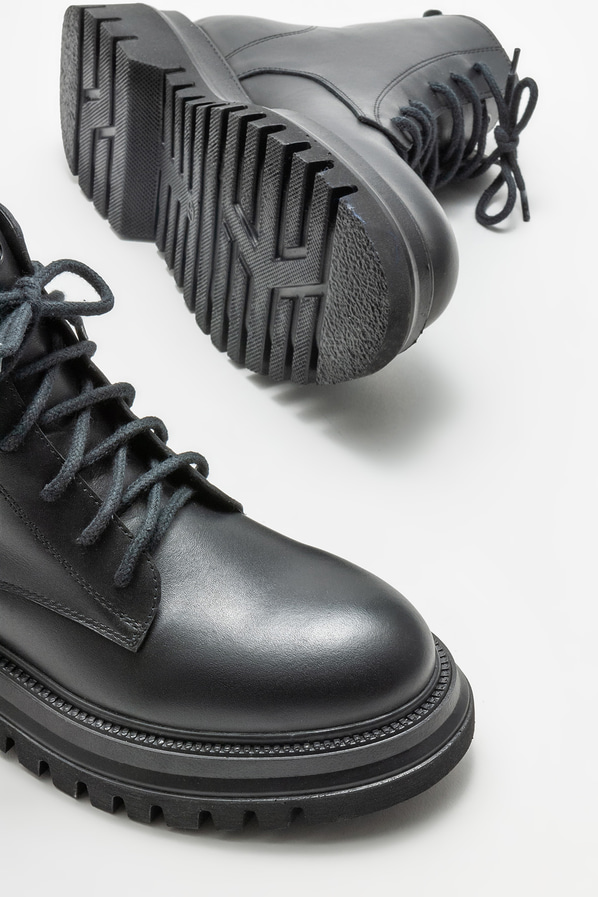 Siyah deri düz kadın bot, günlük kullanım için - Elle Shoes