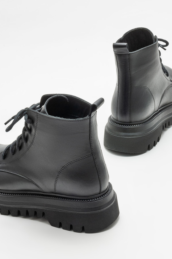 Siyah deri düz kadın bot, günlük kullanım için - Elle Shoes