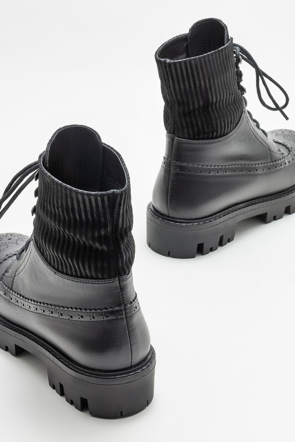 Siyah deri düz kadın bot, günlük kullanım için - Elle Shoes