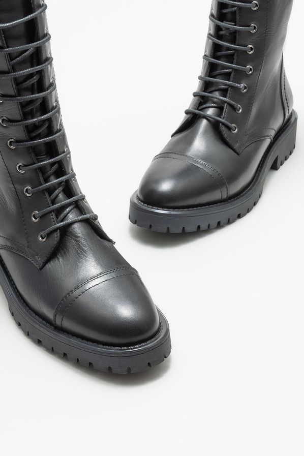 Siyah deri düz kadın bot, günlük kullanım için - Elle Shoes