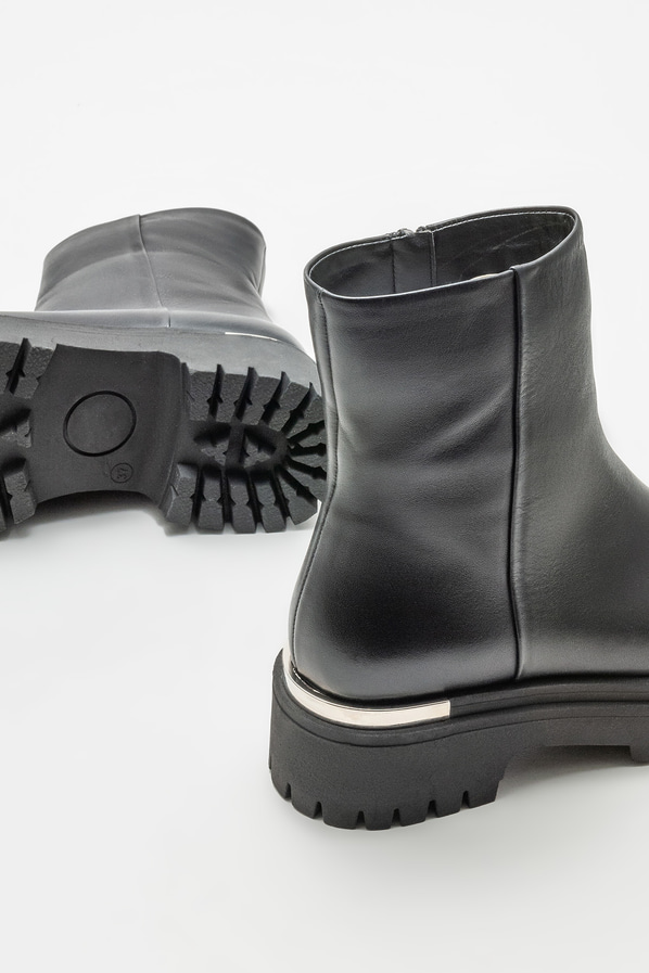 Siyah deri düz kadın bot, günlük kullanım için - Elle Shoes