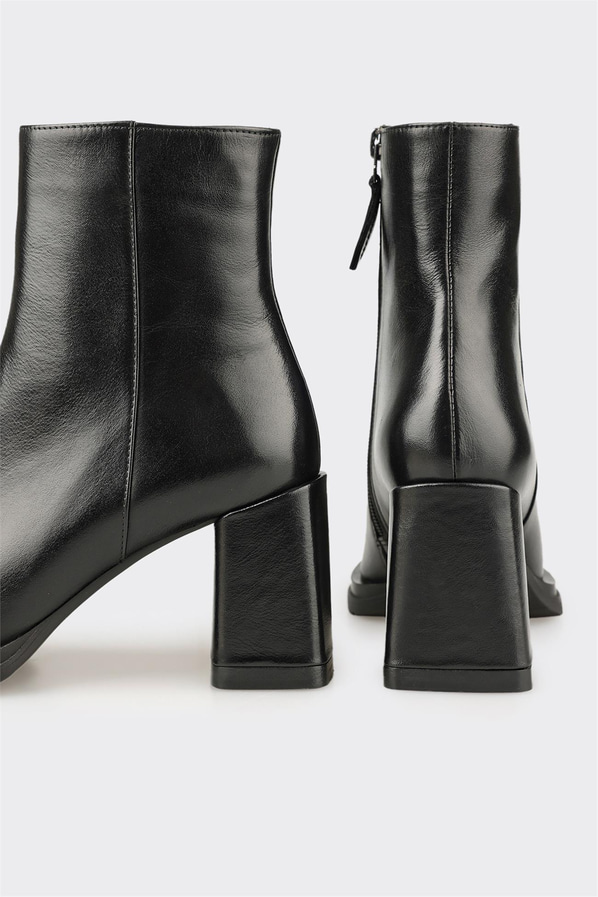 Siyah Deri Kadın Klasik Bot