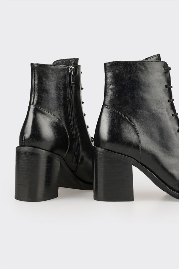 Siyah Deri Kadın Klasik Bot