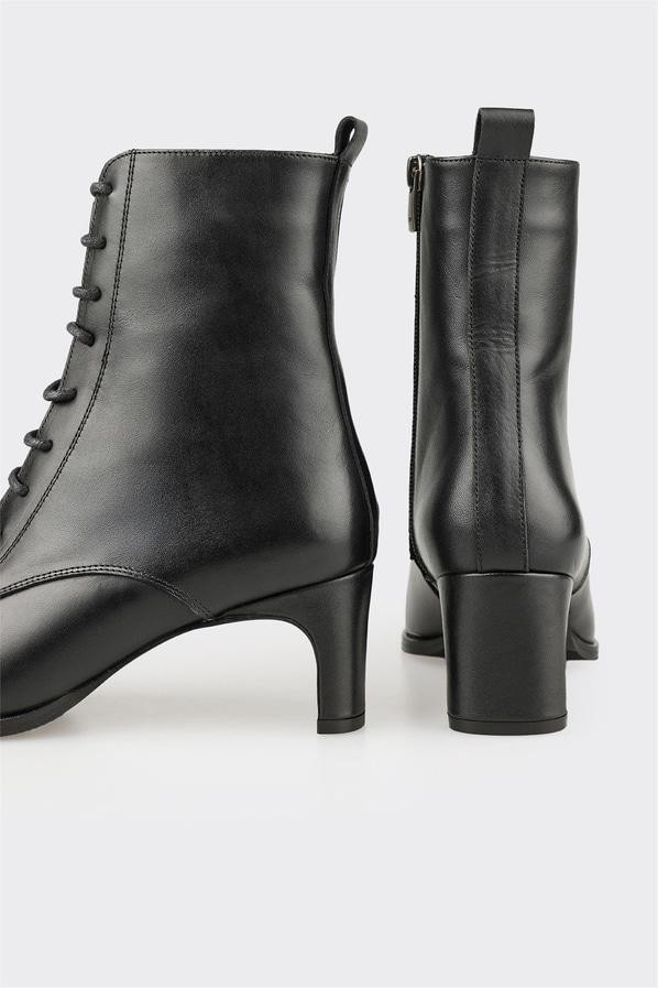 Siyah Deri Kadın Klasik Bot