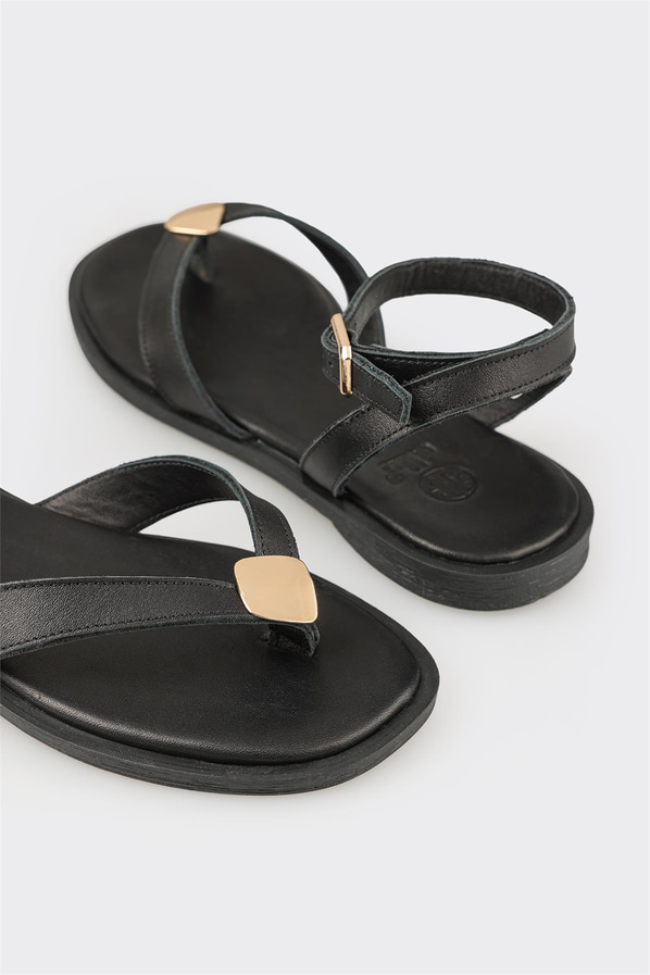 Siyah deri düz kadın sandalet, ofis stili için - Elle Shoes