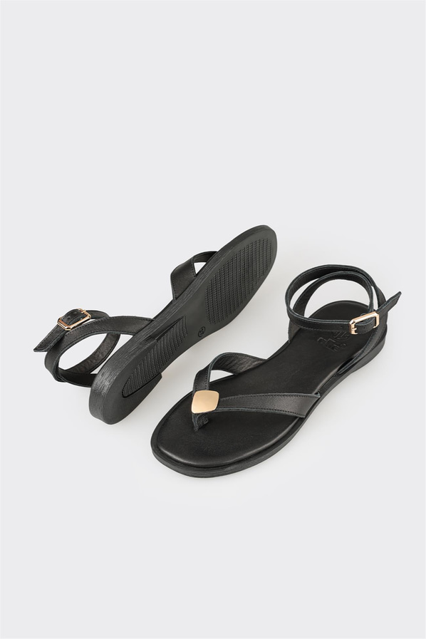 Siyah deri düz kadın sandalet, ofis stili için - Elle Shoes