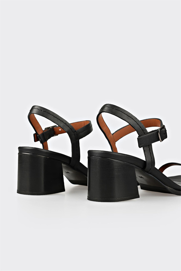 Siyah deri kadın topuklu sandalet, ofis stili için - Elle Shoes