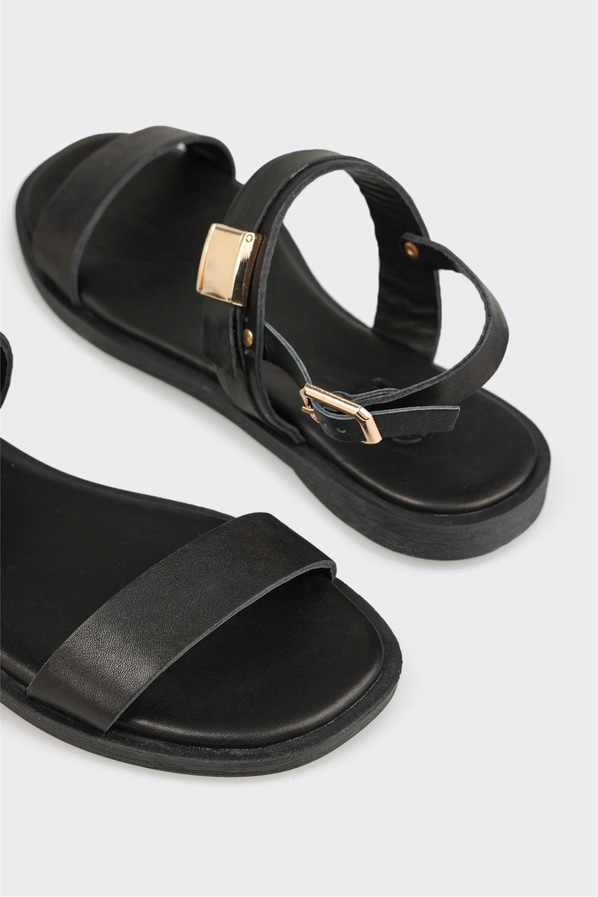 Siyah deri düz yumuşak dokulu kadın sandalet, klasik stil için - Elle Shoes