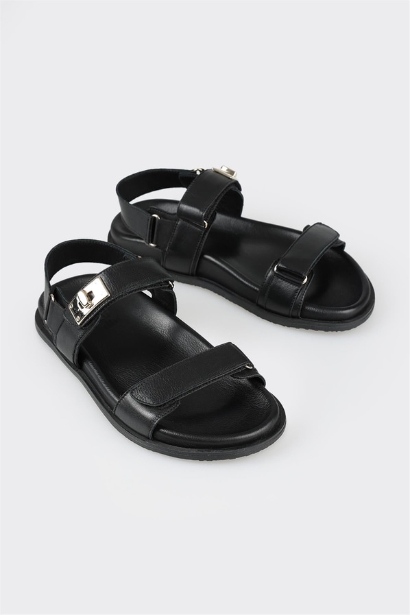 Siyah deri bantlı kadın sandalet, rahat kullanım için - Elle Shoes
