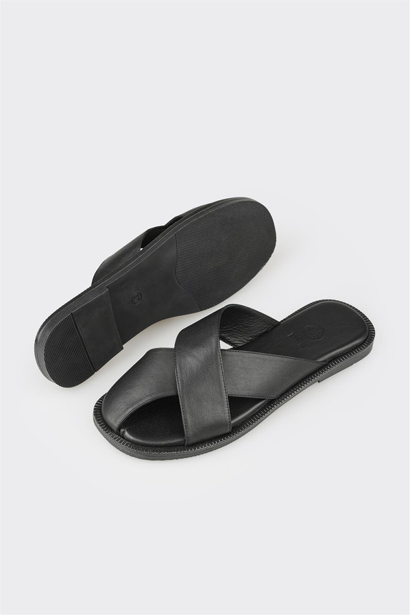 Siyah deri düz kadın terlik, ofis stili için - Elle Shoes