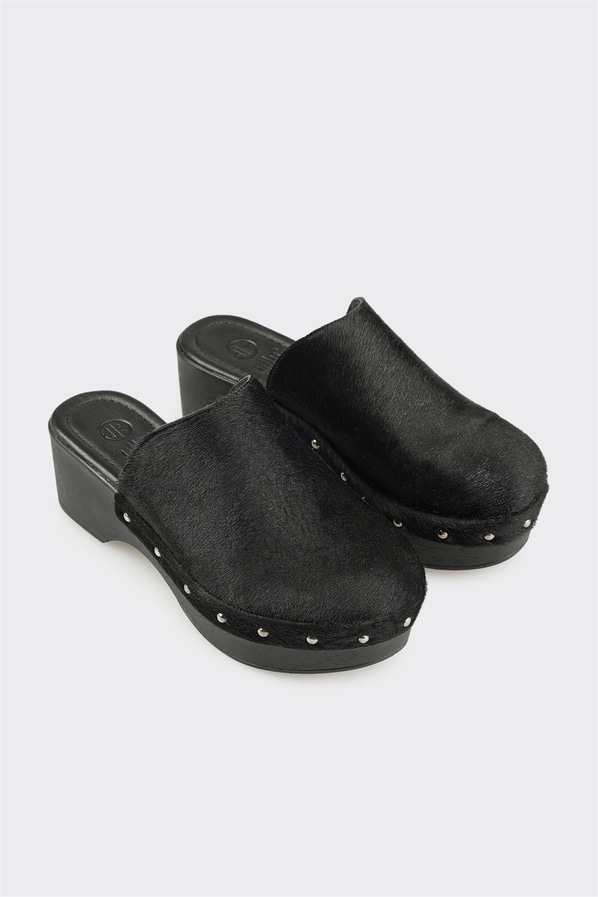 Siyah Deri Kadın Terlik