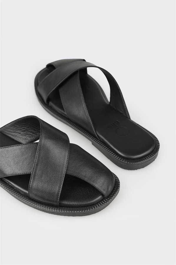 Siyah deri düz kadın terlik, ofis stili için - Elle Shoes