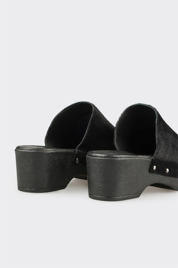 Siyah Deri Kadın Terlik