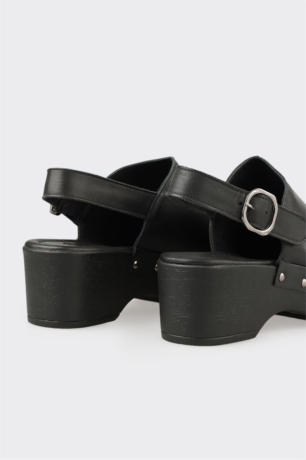 Siyah Deri Kadın Terlik