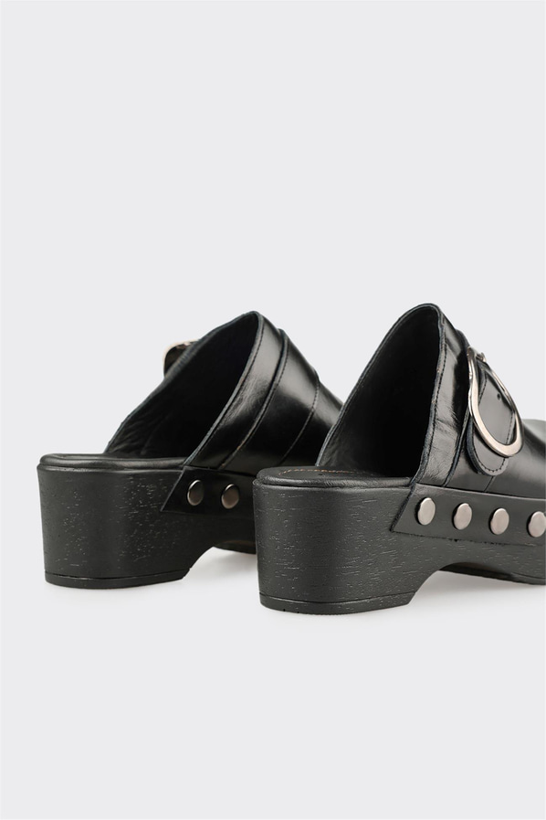 Siyah Deri Kadın Terlik