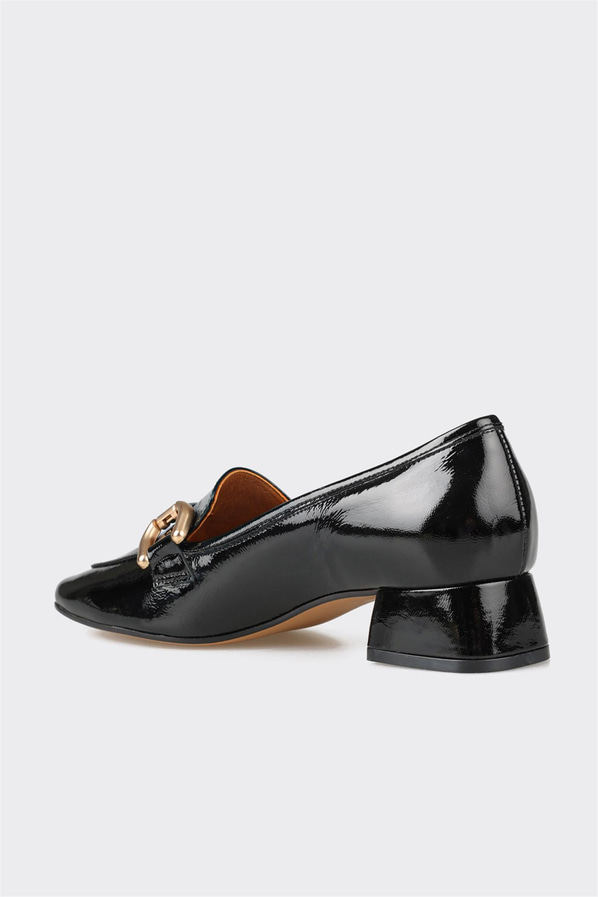 Siyah deri ve rugan topuklu kadın ayakkabı, ofis stili için - Elle Shoes