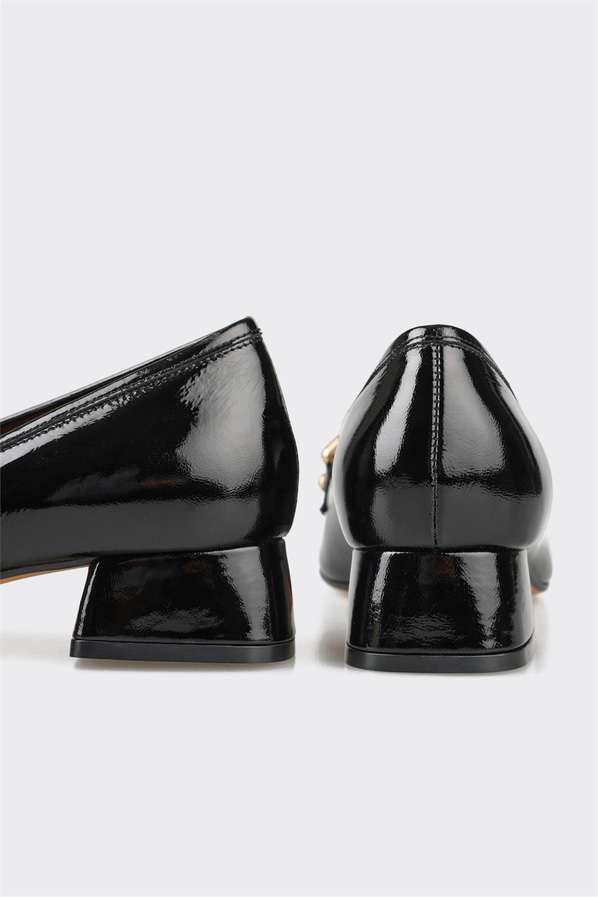 Siyah deri ve rugan topuklu kadın ayakkabı, ofis stili için - Elle Shoes
