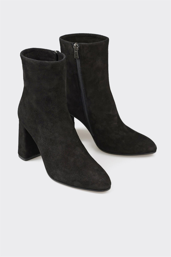 Siyah deri sivri burunlu topuklu kadın bot, rahat kullanım için - Elle Shoes