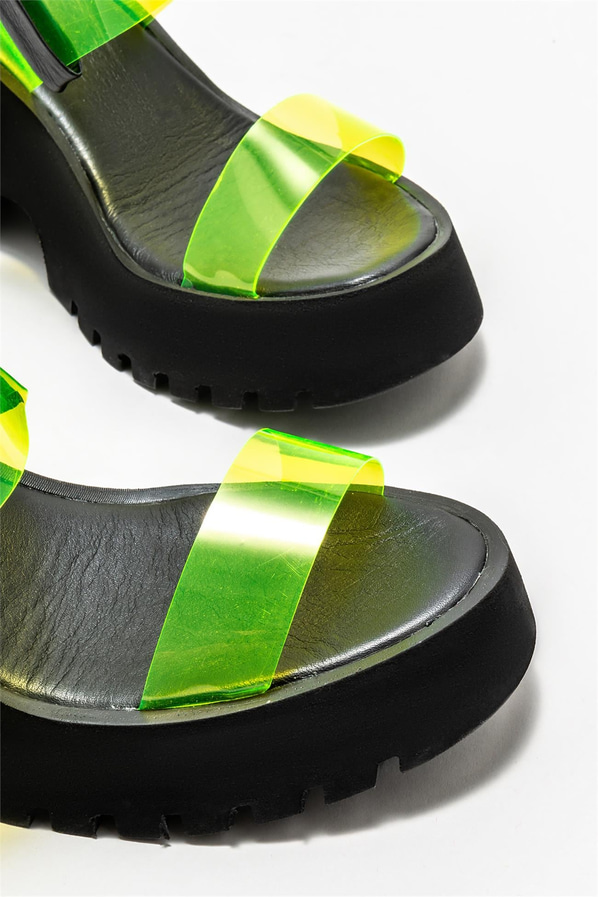 Siyah dolgu topuklu kadın sandalet, rahat kullanım için - Elle Shoes