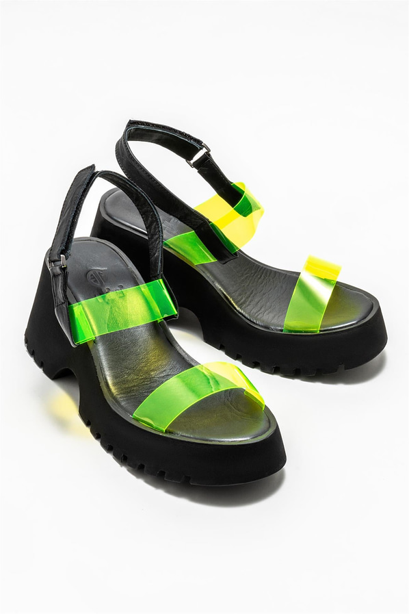 Siyah dolgu topuklu kadın sandalet, rahat kullanım için - Elle Shoes