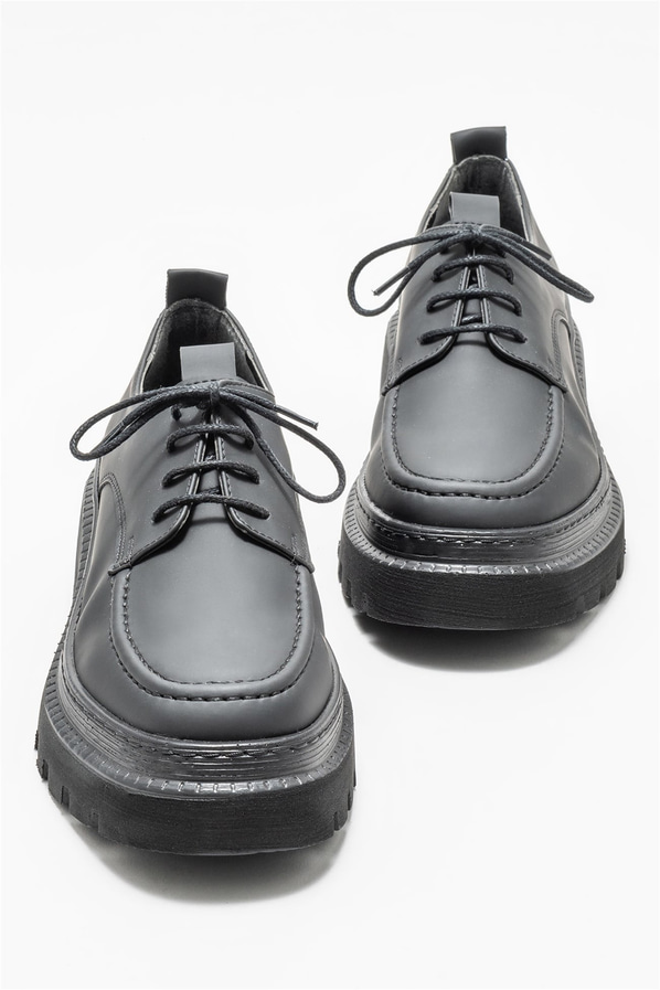 Siyah kadın günlük ayakkabı, günlük kullanım için - Elle Shoes