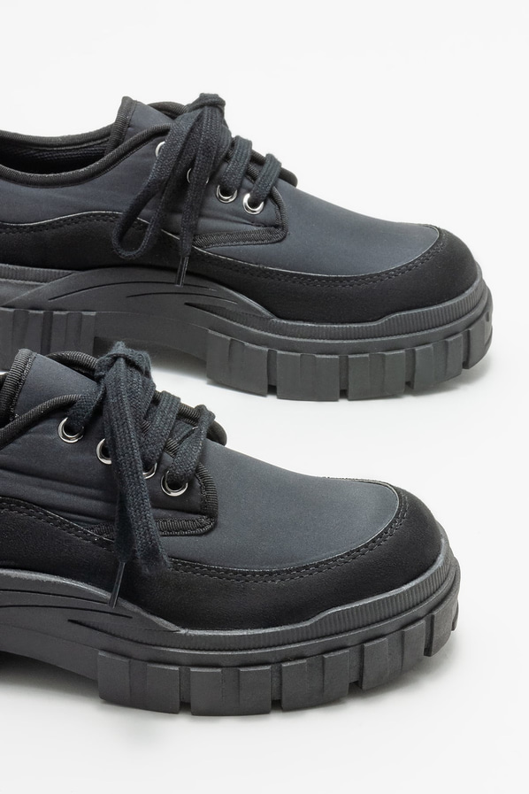 Siyah düz kadın ayakkabı, günlük kullanım için - Elle Shoes