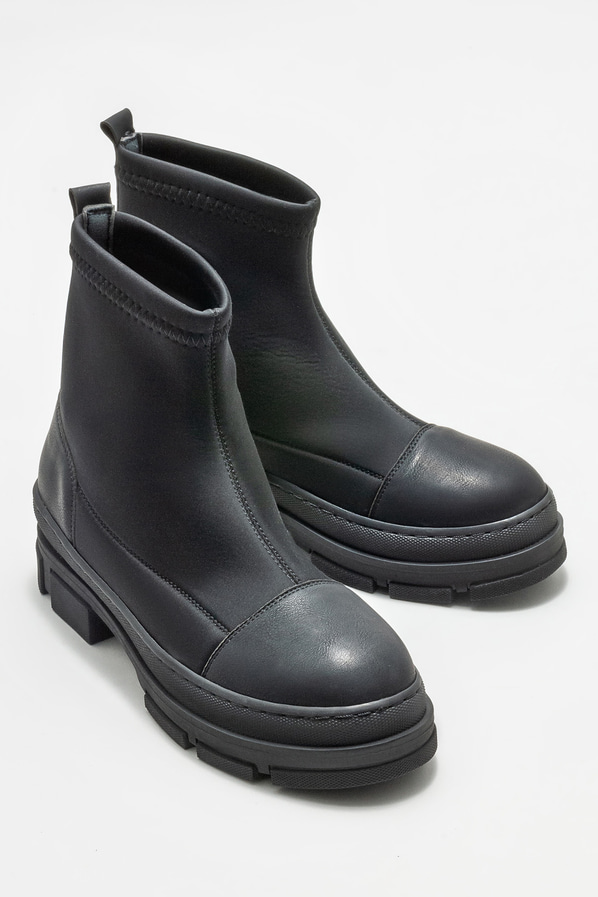 Siyah düz kadın bot, günlük kullanım için - Elle Shoes