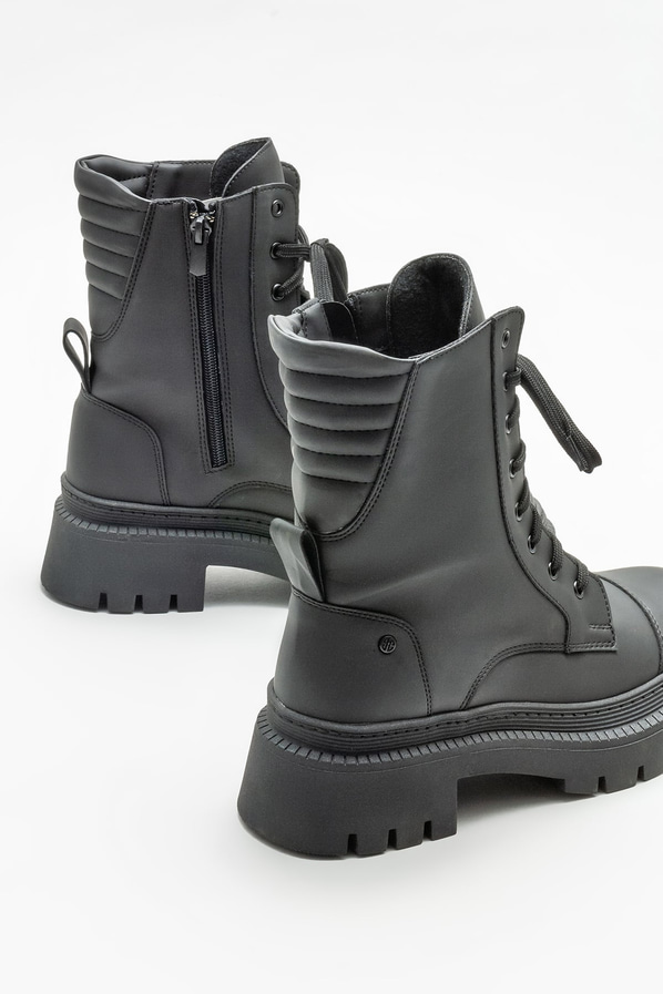 Siyah düz kadın bot, günlük kullanım için - Elle Shoes