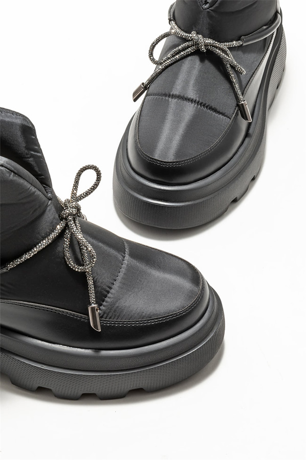 Siyah düz kadın bot, günlük kullanım için - Elle Shoes