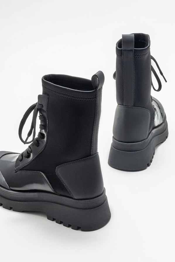 Siyah düz kadın bot, günlük kullanım için - Elle Shoes