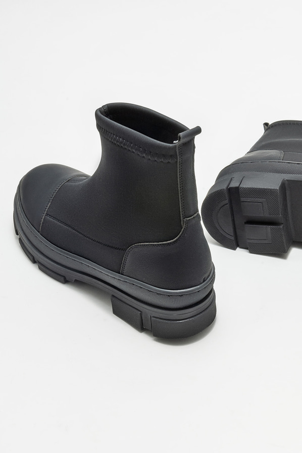 Siyah düz kadın bot, günlük kullanım için - Elle Shoes