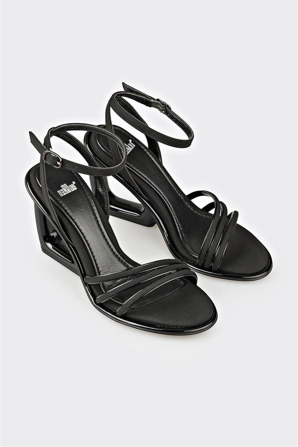 Siyah topuklu kadın sandalet, rahat kullanım için - Elle Shoes