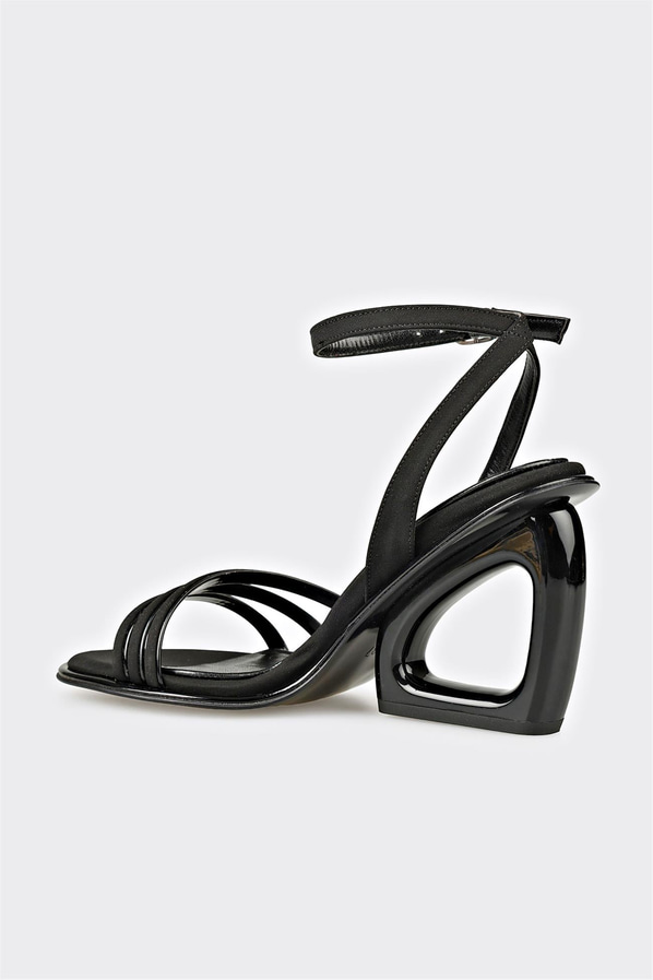 Siyah topuklu kadın sandalet, rahat kullanım için - Elle Shoes
