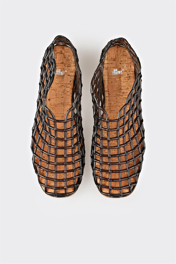 Siyah deri düz kadın sandalet, klasik stil için - Elle Shoes