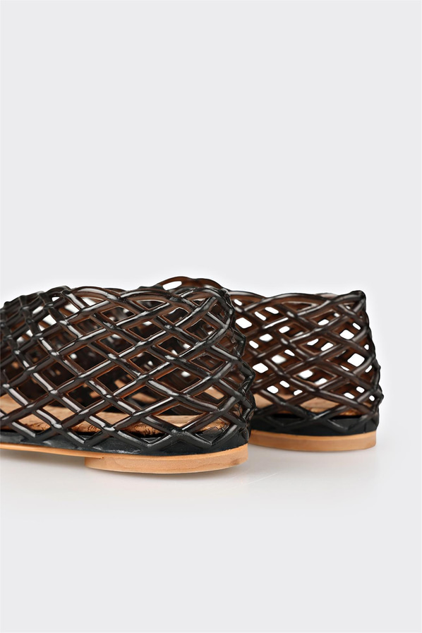 Siyah deri düz kadın sandalet, klasik stil için - Elle Shoes
