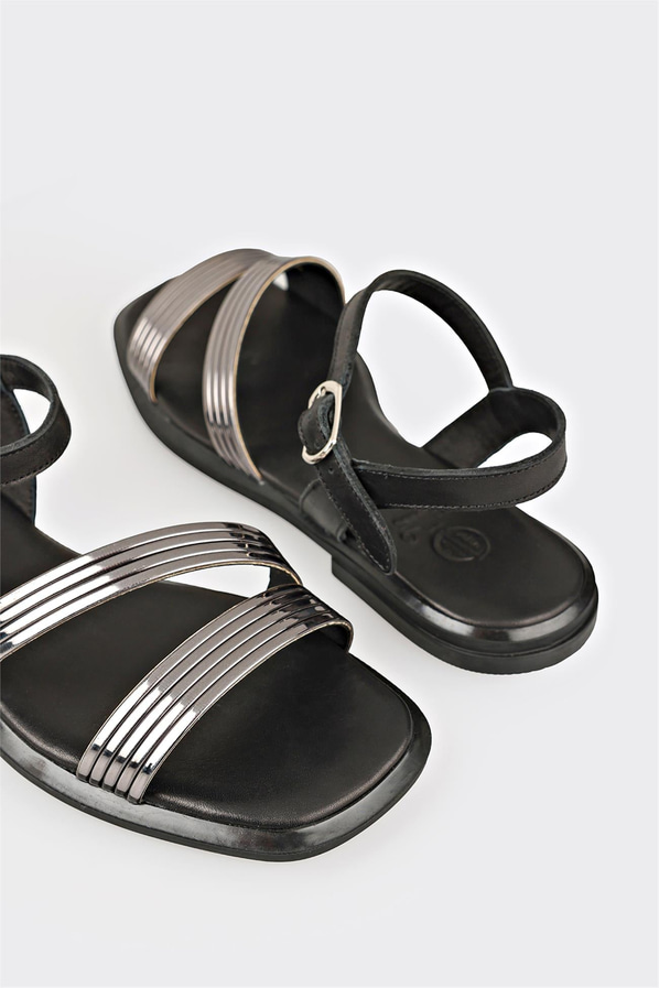 Siyah düz kadın sandalet, rahat kullanım için - Elle Shoes