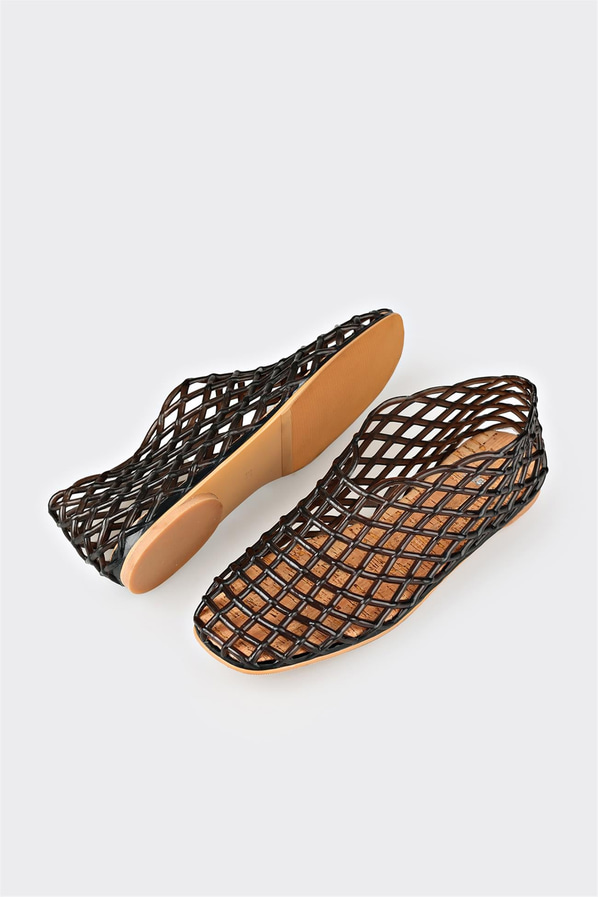Siyah deri düz kadın sandalet, klasik stil için - Elle Shoes