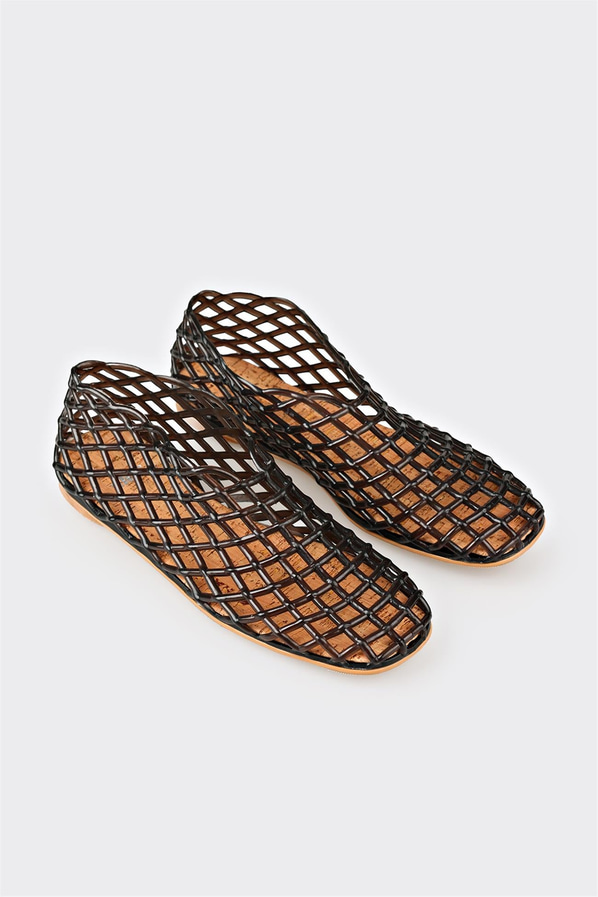 Siyah deri düz kadın sandalet, klasik stil için - Elle Shoes