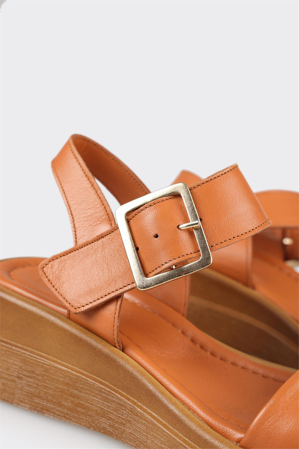 Taba deri dolgu topuklu kadın sandalet, rahat kullanım için - Elle Shoes