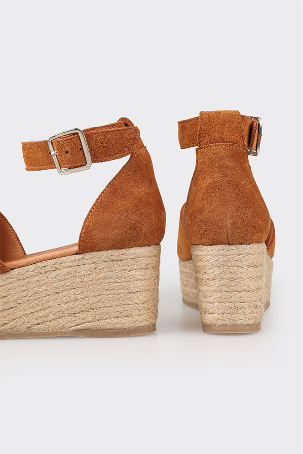 Taba deri ve süet tokalı dolgu topuklu kadın sandalet - Elle Shoes