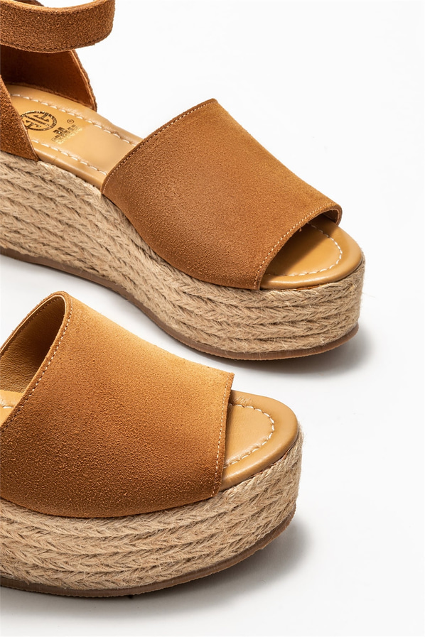 Taba kahve deri ve süet bağcıklı dolgu topuklu kadın sandalet, rahat kullanım için - Elle Shoes