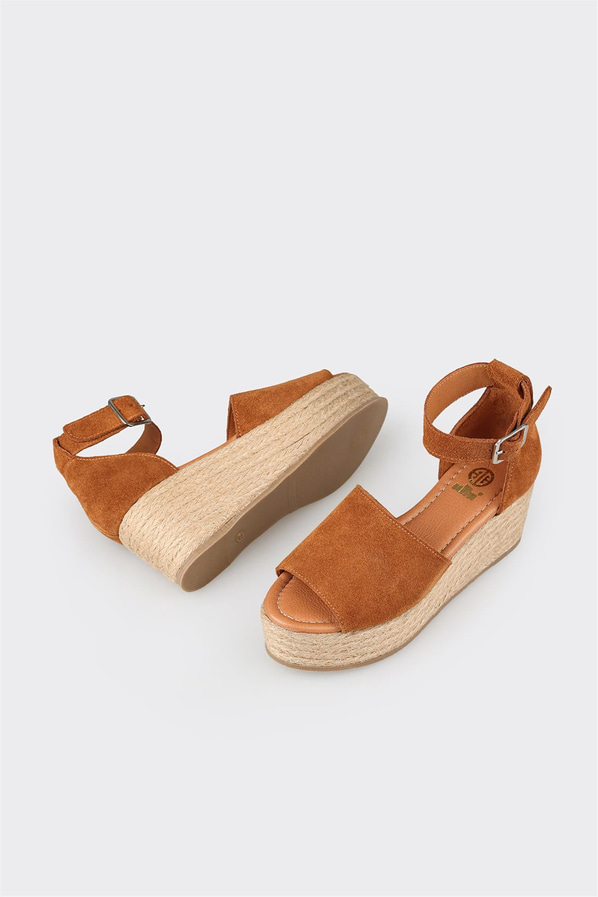 Taba deri ve süet tokalı dolgu topuklu kadın sandalet - Elle Shoes