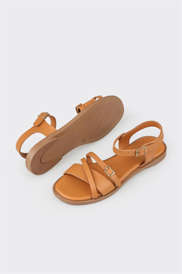 Taba deri düz bantlı kadın sandalet, rahat kullanım için - Elle Shoes