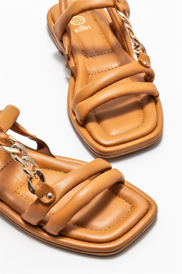 Taba deri düz zincir detaylı kadın sandalet, rahat kullanım için - Elle Shoes