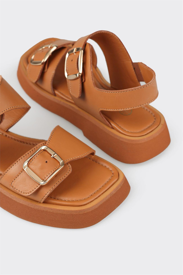 Taba deri düz kadın sandalet, rahat kullanım için - Elle Shoes