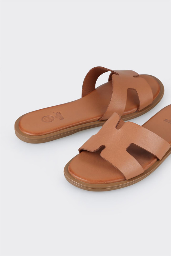 Taba deri düz kadın terlik, rahat kullanım için - Elle Shoes