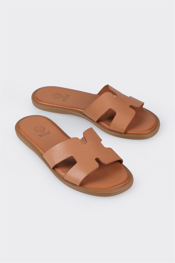 Taba deri düz kadın terlik, rahat kullanım için - Elle Shoes