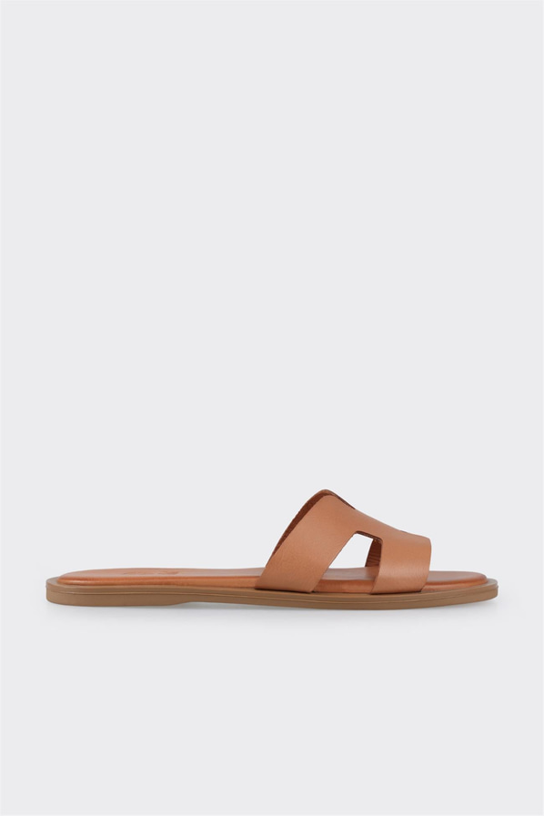 Taba deri düz kadın terlik, rahat kullanım için - Elle Shoes